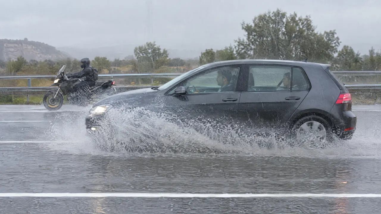 Ejemplo de aquaplaning en una vía española