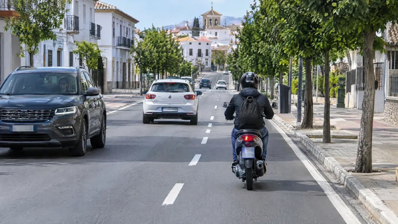 Ejemplo de ciclomotor en una vía española